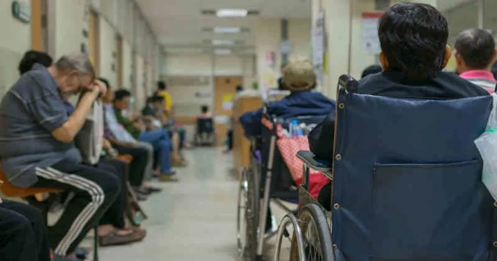 Sala de espera de un hospital con pacientes