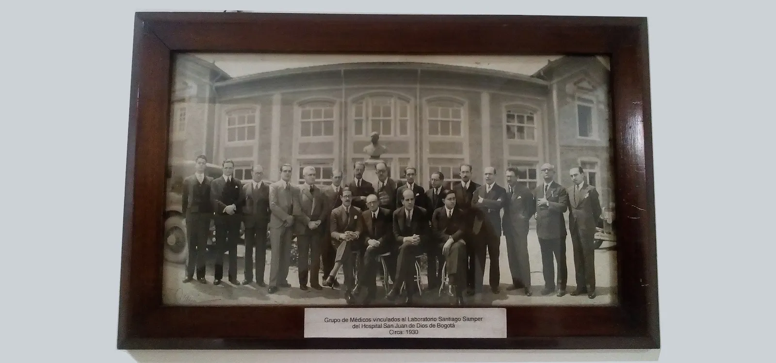 Grupo de médicos vinculados al Laboratorio Santiago Samper del Hospital San Juan de Dios de Bogotá, circa 1930