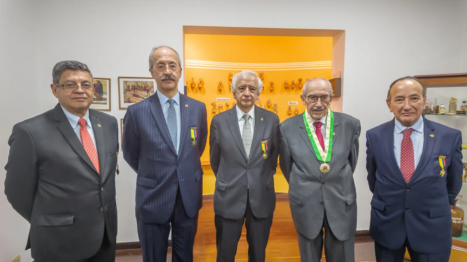 Los cinco miembros de la Junta Directiva 2025-2027 de la Academia Nacional de Medicina, de pie y con sus condecoraciones, en el museo de la sede