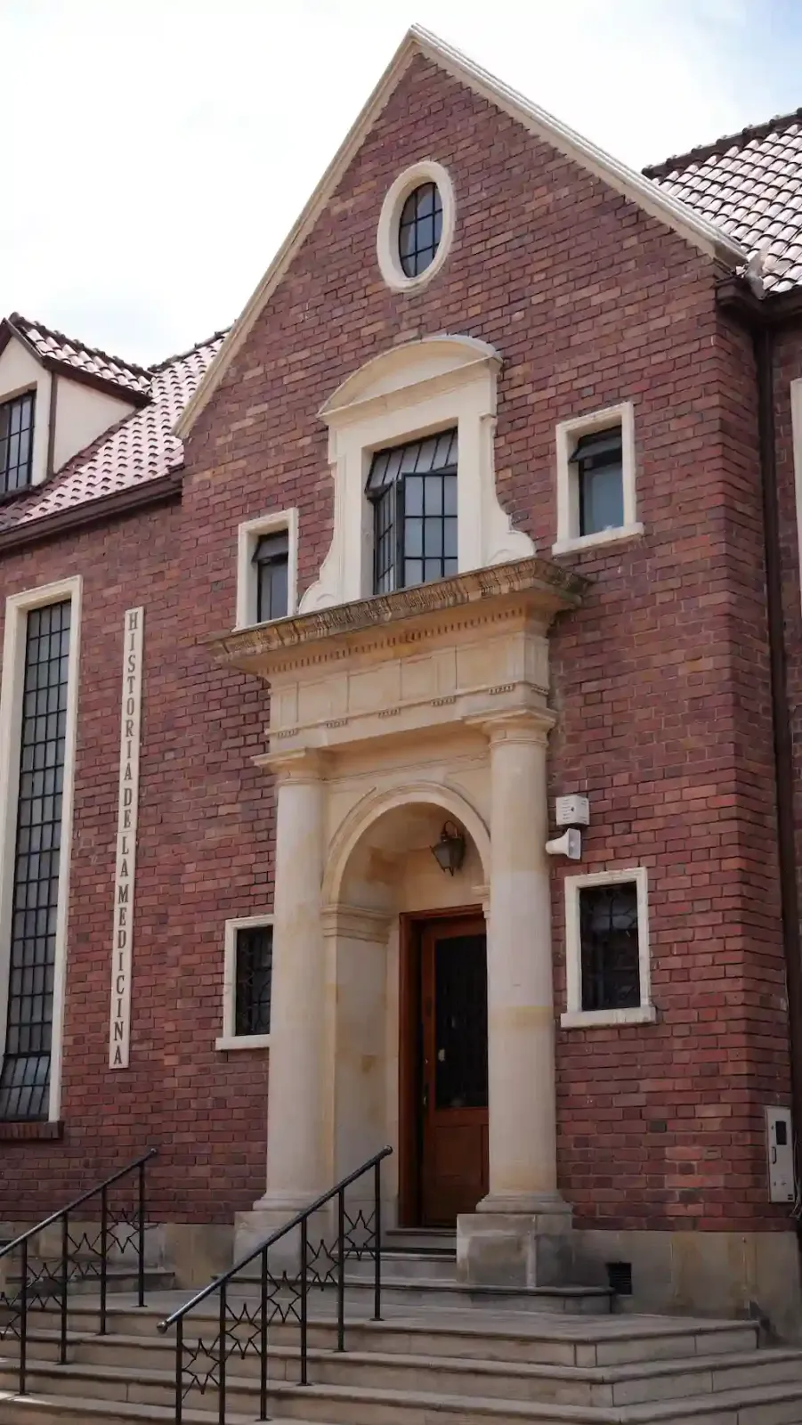 Entrada del Museo de Historia de la Medicina, con su portada de columnas y el letrero vertical sobre la fachada de ladrillo