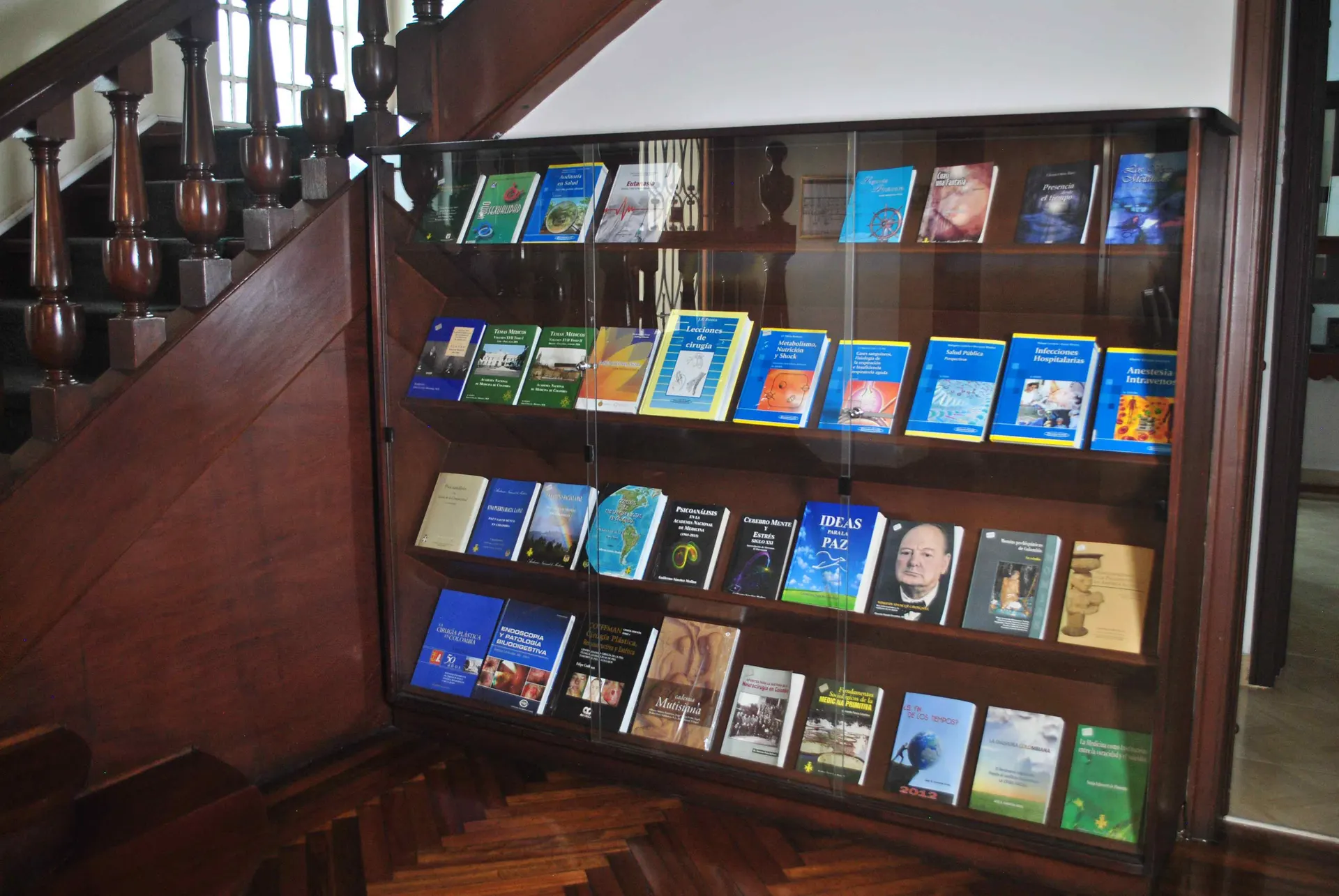 Vitrina con libros del fondo editorial de la Academia Nacional de Medicina