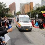 misión médica y protestas