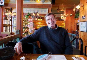 paciente Doug Olson, tratado con terapia de células T CAR durante más de 10 años
