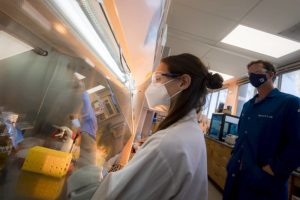 investigadora Kate Bauman realiza nuevos cultivos de Salinispora