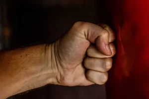 puñetazo_golpe_mano_cerrada